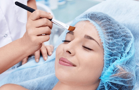 Что лучше: пилинг или чистка лица у косметолога?