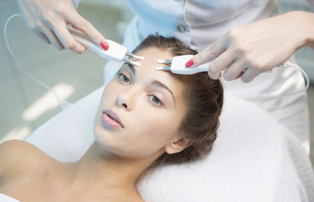 Как действует на кожу лица микротоковая терапия